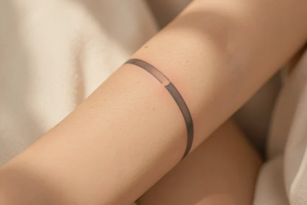 10 Original Minimalist Forearm Band Tattoos Worth the Pain