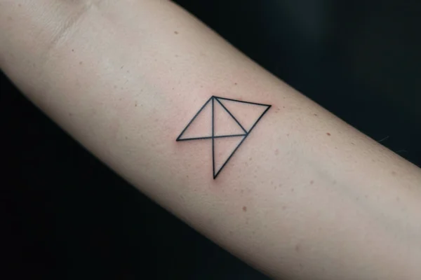 10 Rare Minimalist Geometric Tattoos Worth Stealing